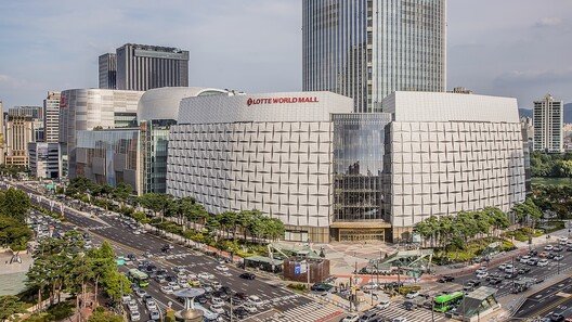 [프리미엄뷰]혁신이 된 롯데타운 잠실-명동… 2년 연속 합작 ‘연 매출 5조’