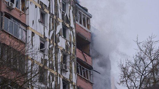 러, 트럼프-젤렌스키 회담 앞두고 키이우 대공습… 우크라도 드론 반격