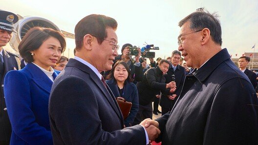 격 높여 李대통령 영접한 中… 北은 탄도미사일 도발