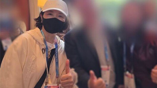 경찰 수사 앞둔 김경, 왜 CES에?…美 전시장서 ‘엄지 척’