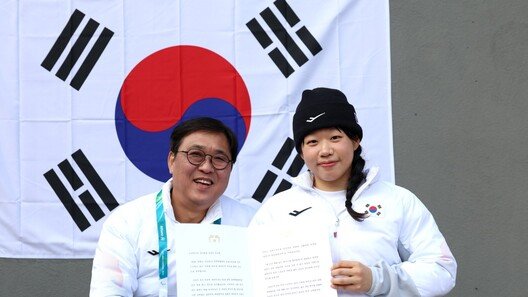 李대통령 “김윤지 은메달 축하…첫 올림픽 출전 믿기지 않을 성과”