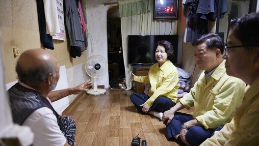 폭염 속 뚝방촌 간 추미애 “폭염도, 가난도 방치하지 않겠다”