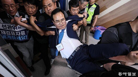 124표 차 충주시장 재검표… 항의 소동에 강제 퇴거