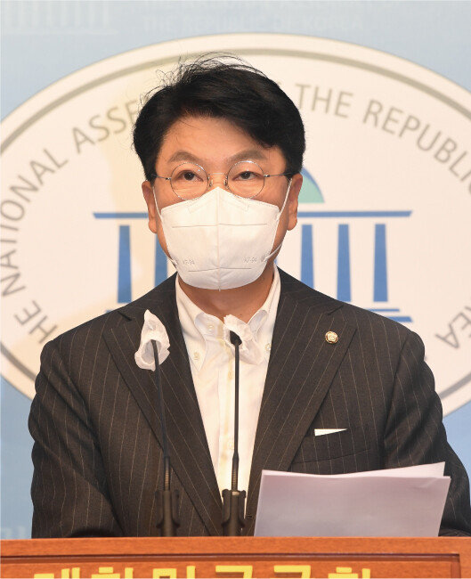 장제원 ‘국민캠프’ 종합상황실 총괄실장이 9월 12일 국회 소통관에서 박지원 국가정보원장 대선개입 의혹에 대한 즉각적인 수사를 촉구하는 성명을 발표하고 있다. [동아DB]
