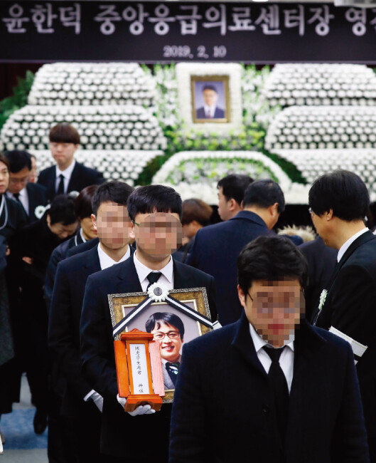 2월 10일 서울 중구 국립중앙의료원에서 설 연휴 근무 중 돌연 사망한 윤한덕 중앙응급의료센터장의 영결식이 진행됐다. [뉴시스]