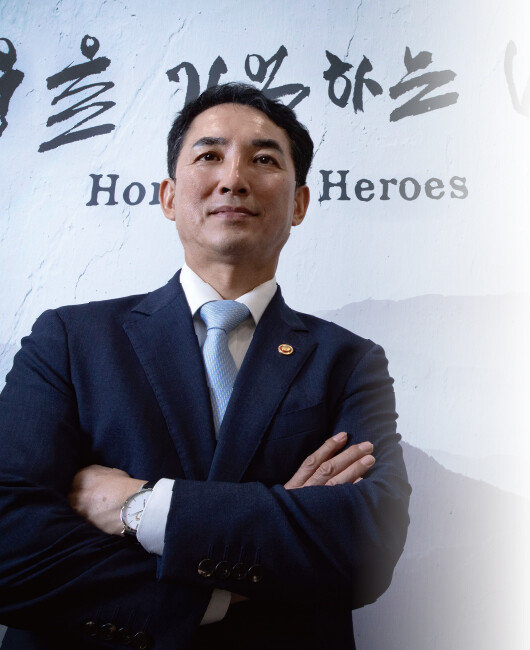 8월 9일 ‘신동아’와 인터뷰 후 사진 촬영을 위해 포즈를 취한 박민식 국가보훈부 장관. [박해윤 기자]