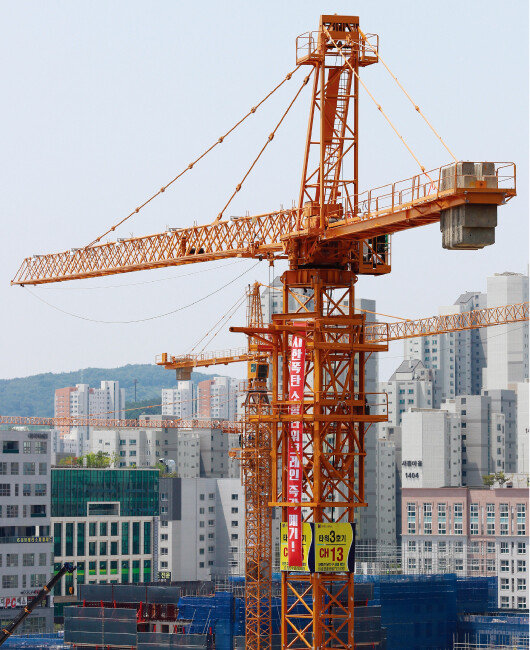 한국노총과 민주노총 소속 타워크레인 노동조합이 총파업에 들어간 6월 4일 세종시 한 공사장에 타워크레인이 멈춰 서 있는 가운데 ‘시한폭탄 소형 타워크레인 즉각 폐기’ 플래카드가 걸려 있다. [뉴시스]