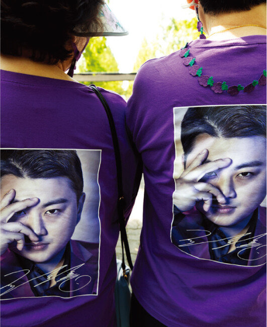 같은 티셔츠를 나란히 착용하고 사진길을 돌아보는 단짝 아리스들. 김호중의 섹시한 표정이 시선을 사로잡는다. [조영철 기자]