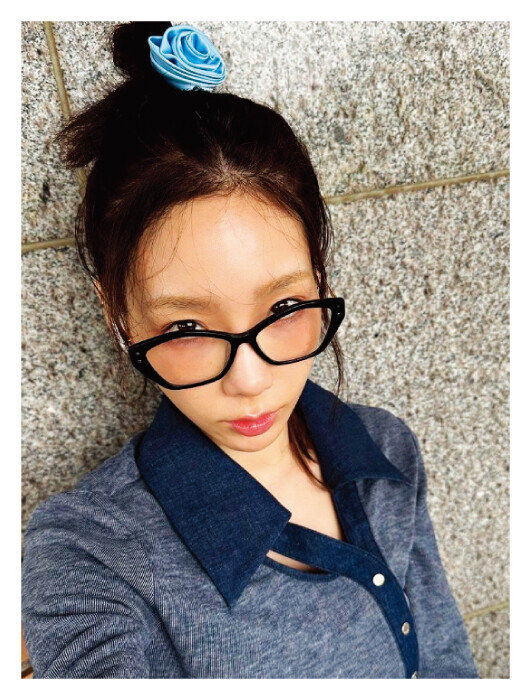 안경으로 ‘긱시크룩’을 연출한 가수 태연. [인스타그램 @taeyeon_ss 계정 캡처]