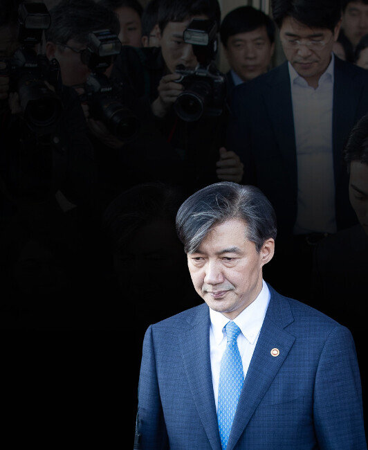 10월 14일 사의를 표명한 조국 법무부 장관이 정부과천청사를 나서고 있다. [뉴스1]