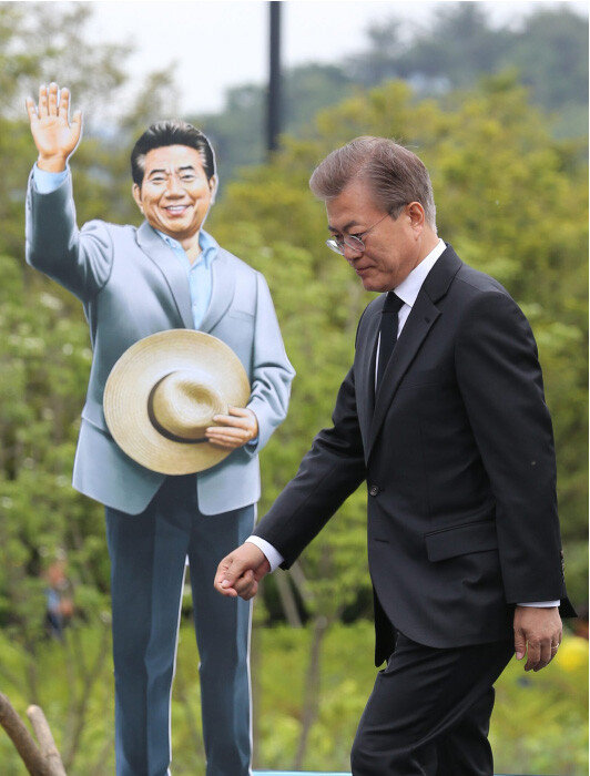 문재인 전 대통령이 2017년 5월 23일 경남 김해시 봉하마을에서 열린 노무현 전 대통령 서거 8주기 추도식에서 인사말을 한 후 단상에서 내려오고 있다. [동아DB]