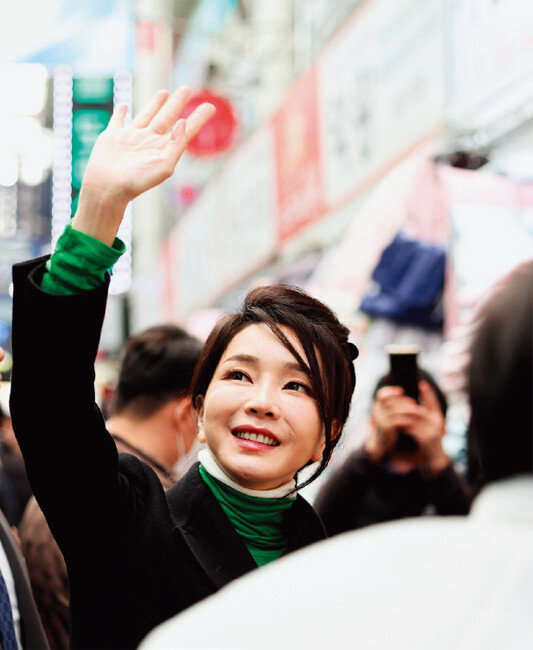 윤석열 대통령의 부인 김건희 여사가 1월 11일 대구 중구 서문시장을 찾아 손을 흔들고 있다. [대통령실 제공]