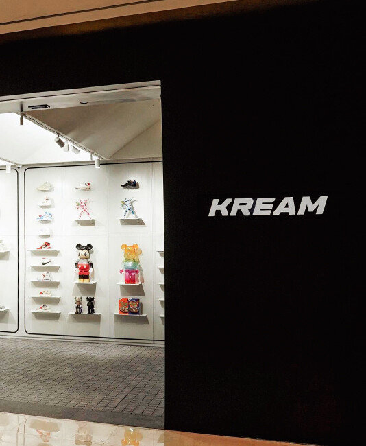 롯데백화점은 서울 잠실 롯데월드몰 2층에 한정판 거래 플랫폼의 최강자인 ‘크림’ 오프라인 매장을 업계 최초로 오픈했다. [크림 인스타그램]