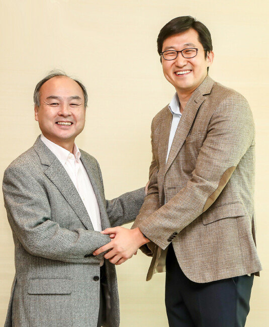 손정의 소프트뱅크그룹 회장(왼쪽)과 김범석 쿠팡 대표가 지난해 11월 소프트뱅크 비전펀드를 통한 20억 달러 투자 결정 이후 도쿄에 위치한 소프트뱅크그룹 본사에서 기념 촬영을 했다. [쿠팡 제공]