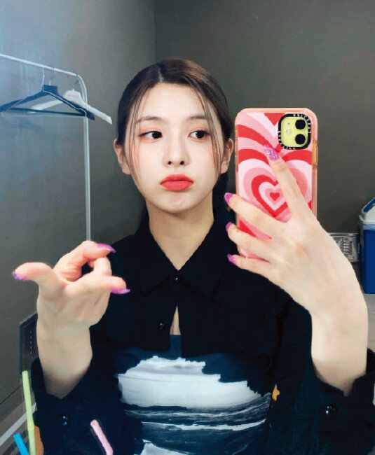 걸그룹 엔믹스(NMIXX) 멤버 배이(본명 배진솔)가 취한 갸루피스 포즈. [엔믹스 인스타그램]