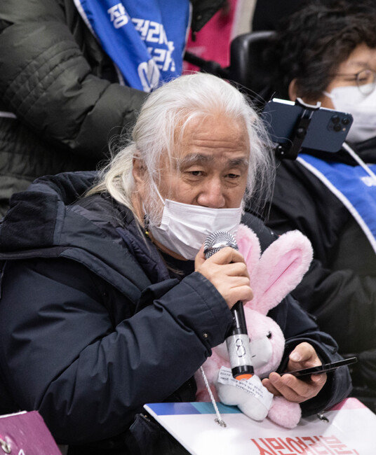 박경석 전국장애인차별철폐연대(전장연) 상임공동대표가 2일 오전 서울 지하철 4호선 삼각지역에서 장애인권리예산 보장을 촉구하는 발언을 하고 있다. [뉴시스]
