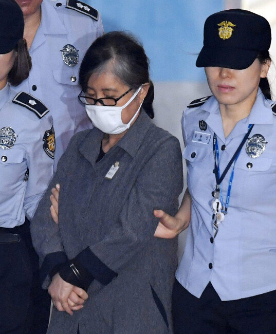 최순실 씨가 2017년 5월 29일 서울 중앙지방법원 공판에 참석하기 위해 법정으로 향하고 있다. [동아일보]
