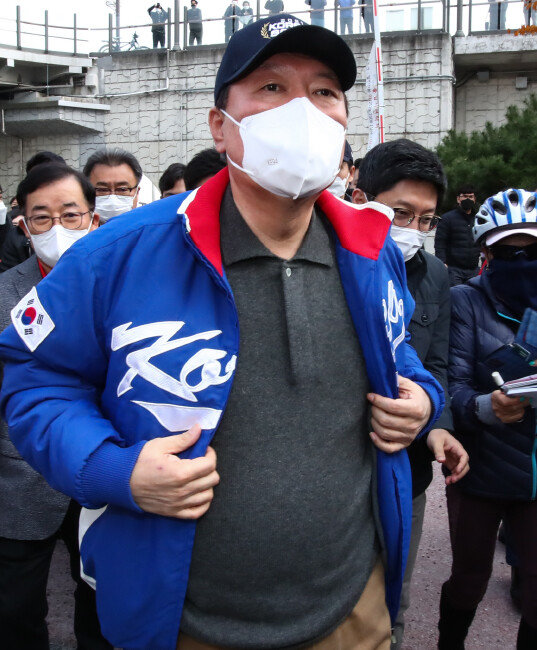 윤석열 대통령 당선인이 지난해 11월 14일 서울 구로구 고척스카이돔에서 열린 한국시리즈 1차전 두산 베어스와 kt wiz의 경기를 관람하기 위해 이동하고 있다. [뉴시스]