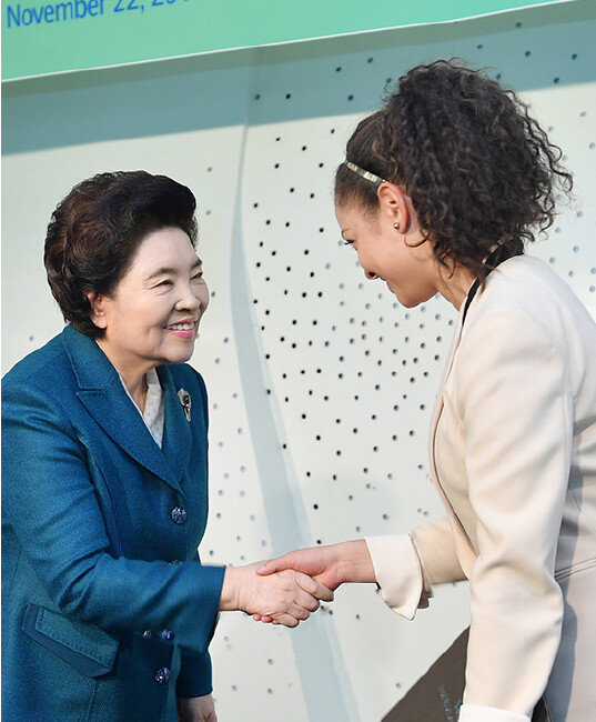경기도 성남 가천대에서 열린 ‘국제위러브유 대학생 환경리더 위촉식’에서 장길자 회장이 위촉장을 전달하고 있다. [위러브유]