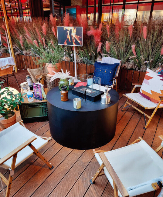 캠핑존처럼 꾸며놓은 야외 테라스에서 LG 스탠바이미를 체험해볼 수 있다. [구희언 기자]