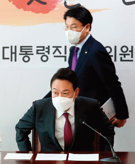 3월 29일 당시 윤석열 대통령 당선인(앞)과 장제원 당선인 비서실장이 서울 통의동 인수위원회에서 열린 대통령직인수위원회 2차 간사단 회의에 참석했다. [뉴스1]