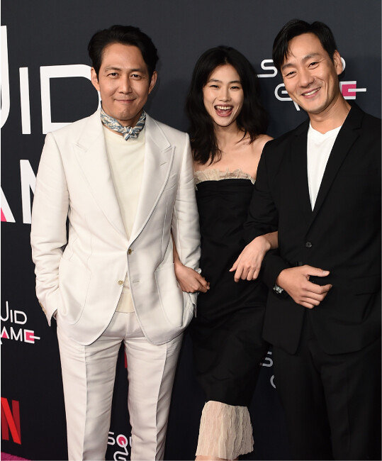 ‘오징어 게임’에서 열연을 펼친 주연 배우 이정재, 정호연, 박해수(왼쪽부터)가 미국 LA에서 열린 ‘오징어게임’ 프로모션 행사에 참석하고 있다. [AP 뉴시스]