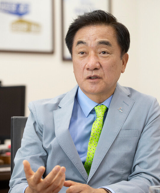 5월 28일 평택시 환경정책에 대해 설명하고 있는 정장선 시장.