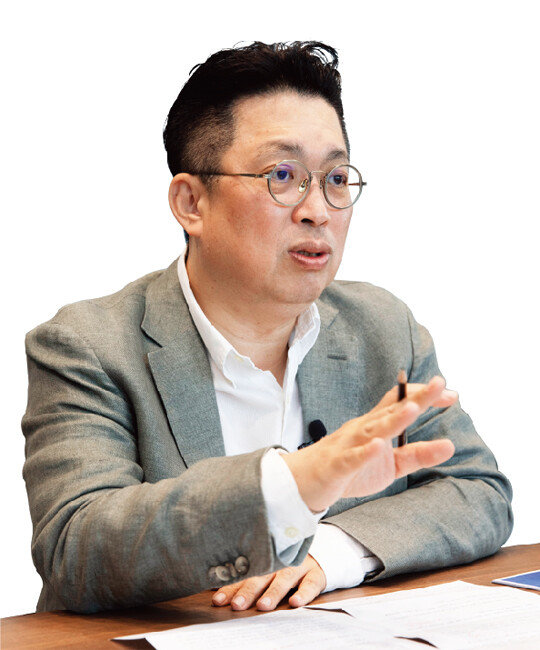 윤지호 이베스트투자증권 리테일사업부 대표가 9월 11일 서울 여의도 이베스트투자증권 사무실에서 인터뷰하고 있다. [박해윤 기자]