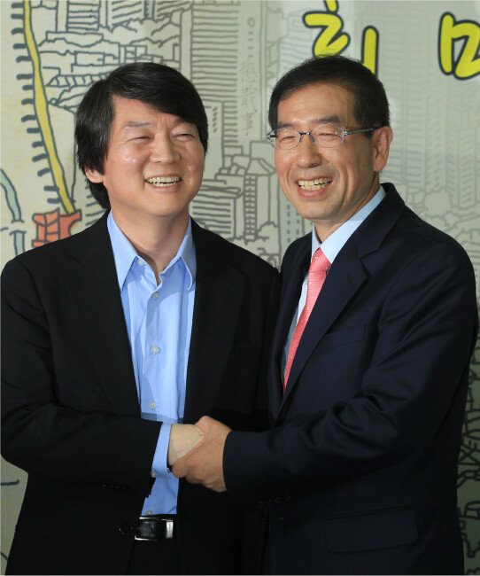 2011년 10월 24일 당시 안철수 서울대 융합과학기술대학원장이 서울 종로구 안국동 박원순 서울시장 후보(오른쪽) 선거캠프를 방문해 박 후보와 악수를 하고 있다. [동아DB]