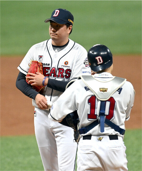 2021년 11월 17일 서울 고척스카이돔에서 열린 ‘2021 신한은행 SOL KBO리그’ 한국시리즈 3차전 KT위즈와 두산 베어스의 경기 중 두산 이영하(24)가 7회초 연속 볼넷을 허용한 후 교체되고 있다. [동아DB]