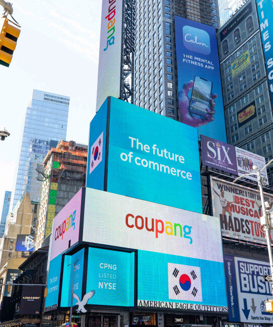 지난해 3월 11일 쿠팡은 미국 뉴욕 맨해튼 타임스퀘어에 쿠팡의 뉴욕증권거래소 상장을 기념해 전광판 광고를 진행했다. 상장 첫날 쿠팡은 공모가보다 81% 급등한 63.5달러에 거래를 개시했다. [쿠팡]