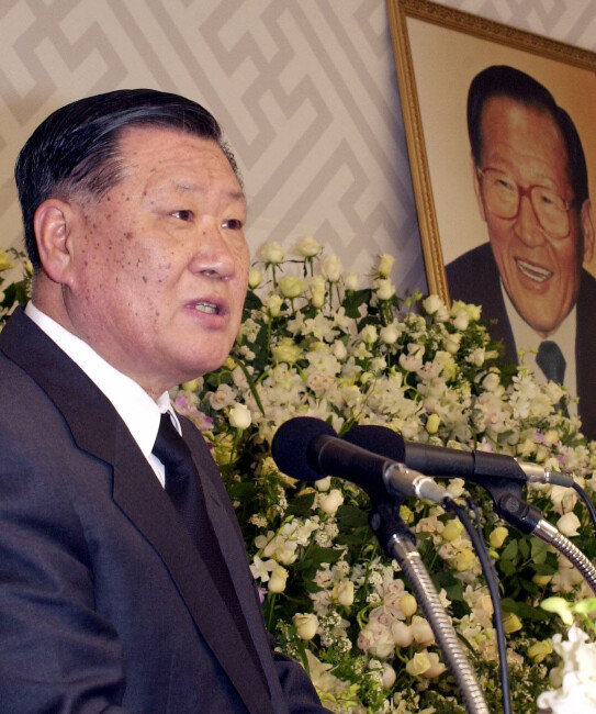 2002년 3월 21일 정주영 현대그룹 창업주의 1주기 추도식이 경기 하남시 창우동 선영에서 열린 가운데, 유족 대표인 정몽구 당시 현대차그룹 회장이 추도사를 하고 있다. [동아DB]