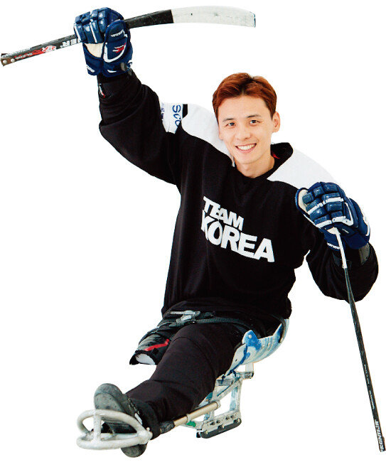 장애인 아이스하키는 10kg에 달하는 보호구와 장비를 착용한 채 빙판 위를 종횡무진해야 한다. 정승환 선수는 외국 선수들과 경기에서 빠른 속도와 월등한 실력으로 골을 넣어 ‘빙판 위 메시’로 불린다.