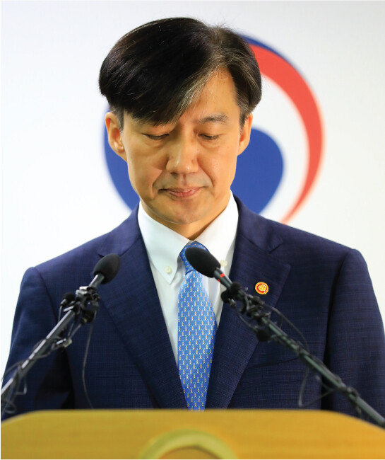 2019년 10월 14일 당시 조국 법무부 장관이 경기 정부과천청사에서 특수부 축소 등을 주요 내용으로 하는 검찰개혁안을 발표하고 있다. [전영한 기자]
