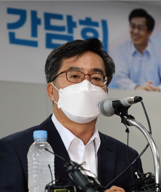 8월 20일 김동연 전 경제부총리 겸 기획재정부 장관이 충북 음성군 음성읍 행정복지센터에서 지역 주민들과 간담회를 마친 뒤 대선 출마 뜻을 밝히고 있다. [뉴스1]