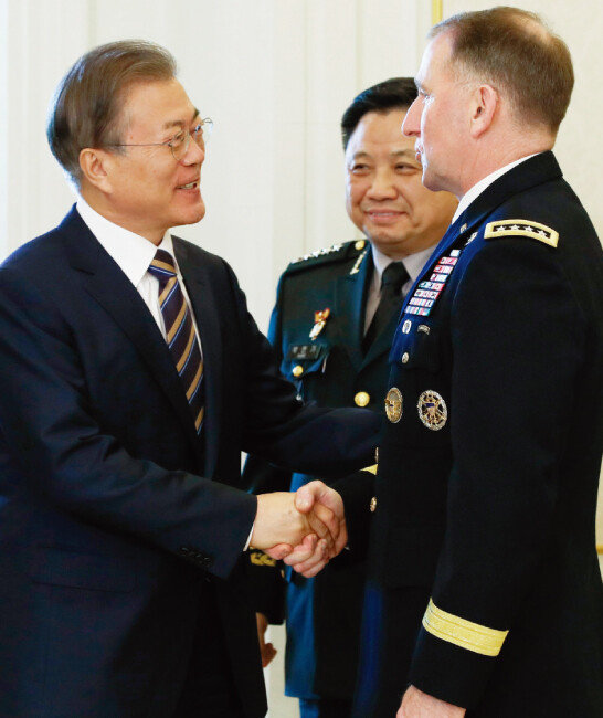 5월 21일 대북강경파로 알려진 로버트 에이브럼스 주한미군사령관과 다정히 악수하는 문재인 대통령(왼쪽). [사진 제공 ·청와대사진기자단]
