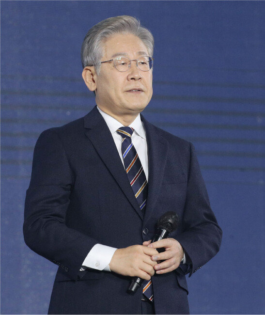 이재명 더불어민주당 대선후보는 2018년 10월~2020년 9월 허위사실 유포로 인한 공직선거법 위반 등의 혐의로 재판을 받았다. 이 과정에서 사용한 변호사 비용을 둘러싸고 다양한 의혹이 제기되고 있다. [동아DB]
