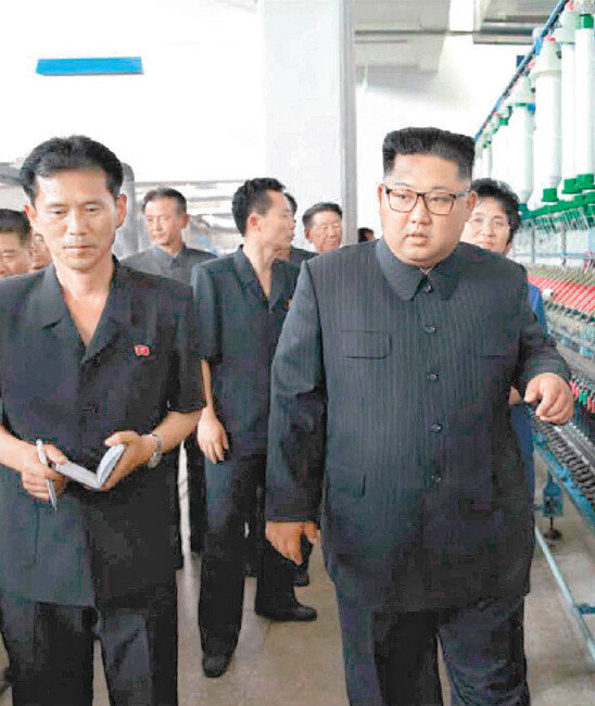 김정은 북한 국무위원장이 북·중 접경 지역인 신의주의 방직공장을 시찰하는 모습을 전한 노동신문 7월 2일자 1면 사진.