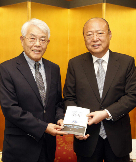 2016년 9월 29일 서울 중구 청계천로 한화빌딩에서 만난 김승연 한화그룹 회장(오른쪽)과 로버트 김 씨가 저서 ‘로버트 김의 편지’를 함께 들고 포즈를 취했다. [한화]