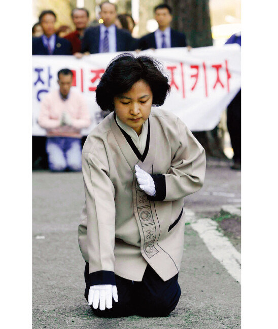 2004년 4월 17대 국회의원 선거를 앞두고 광주에서 추미애 당시 새천년민주당 선거대책위원장이 노무현 대통령 탄핵소추에 동참한 것을 사과하며
삼보일배하고 있다. [동아DB]