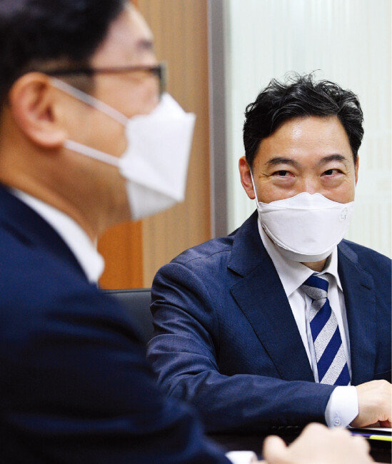 6월 3일 서울 서초구 서울고등검찰청에서 김오수 검찰총장(오른쪽)이 박범계 법무부 장관을 만나 이야기하고 있다. [송은석 동아일보 기자]
