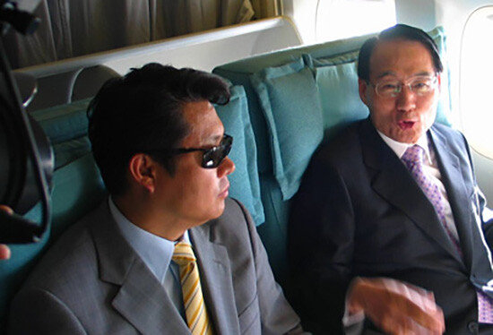 2007년 9월 3일 김만복 국정원장(오른쪽)이 아프가니스탄에서 납치됐던 한국인의 귀국 비행기 안에서 인터뷰를 자청해 인질 석방 협상 과정을 설명했다. 국정원은 특수활동비를 이용해 탈레반에 인질 석방 대가를 지급했다.  [동아DB]