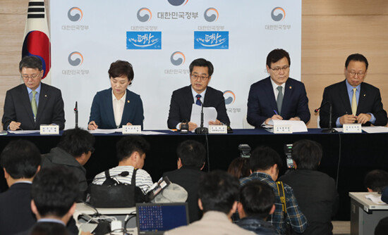 10월 24일 김동연 부총리 겸 기획재정부 장관(가운데)이 정부서울청사에서 가계부채 종합대책을 발표하고 있다. [동아일보 박영대 기자]