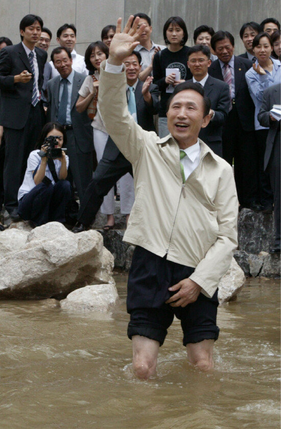 이명박 전 대통령은 서울시장 재임 시절 청계천 복원으로 큰 인기를 얻었고, 이는 대통령에 당선되는 계기가 되었다.