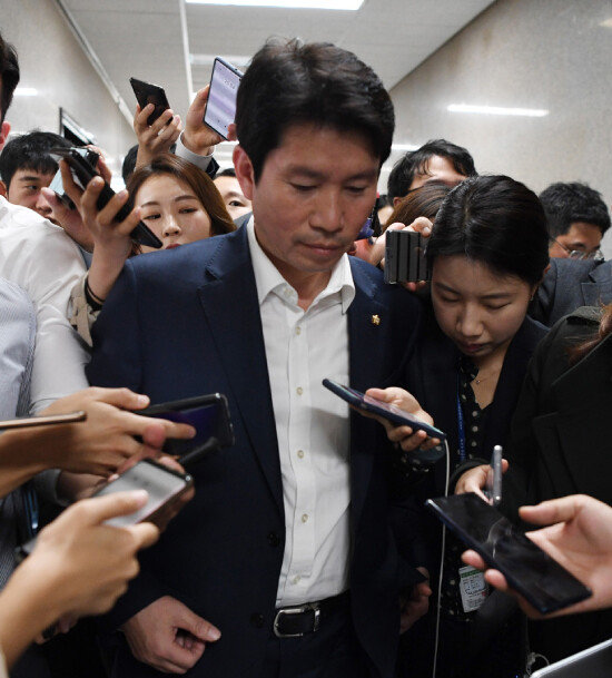 조국 전 법무부 장관이 사퇴한 10월 14일 서울 여의도 국회에서 이인영 더불어민주당 원내대표가 기자들의 질문에 답변하고 있다. 