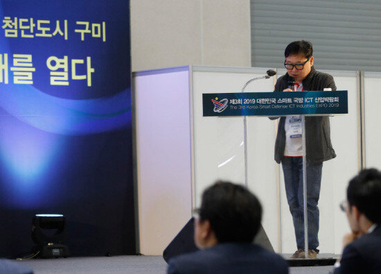 ‘우수기업 제품 설명회’에 참여한 
이승원 (협)ebts 이사장이 자사 제품을 설명하고 있다. 
