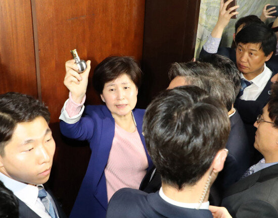 4월 25일 백혜련 더불어민주당 의원이 공수처 법안을 접수하려고 국회 의안과에 진입을 시도하자 자유한국당 의원들이 몸으로 막고 있다. [안철민 동아일보 기자]