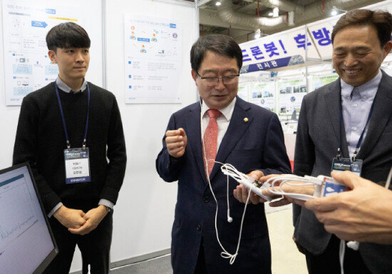 ‘2019 DIEX’에서 우종근 위탐 대표(오른쪽)가부스를 찾은 백승주 자유한국당 의원에게 제품을 설명하고 있다. [지호영 기자]