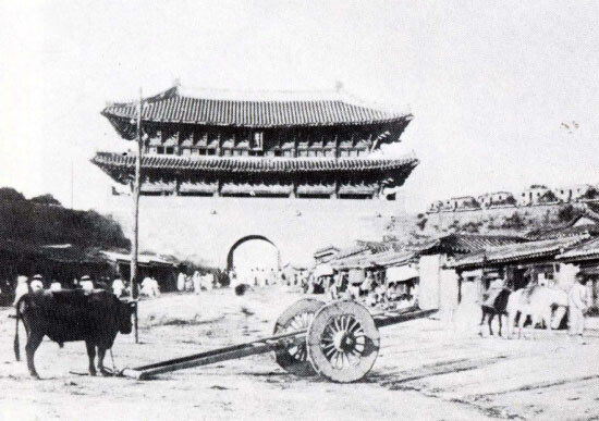 1894년 숭례문 모습. 성문 양쪽으로 성벽이 연결돼 있다. [동아DB]