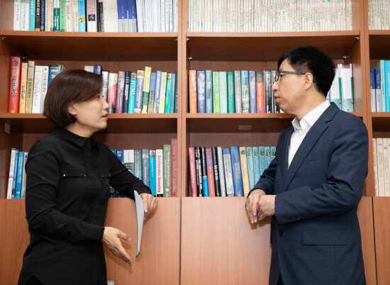 2019년 12월 6일 ‘신동아’와 대담하는 심규석(오른쪽) 서울대 교수. [조영철 기자]